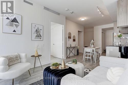 1708 - 161 Roehampton Avenue, Toronto, ON - Indoor Photo Showing Living Room