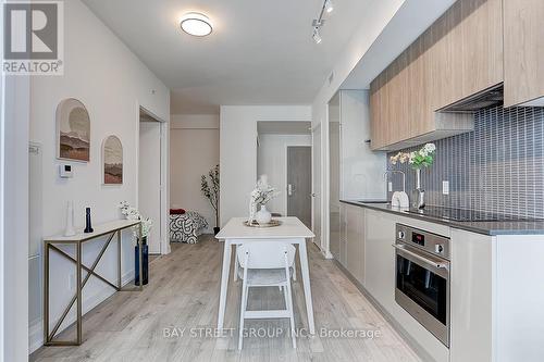 1708 - 161 Roehampton Avenue, Toronto, ON - Indoor Photo Showing Kitchen