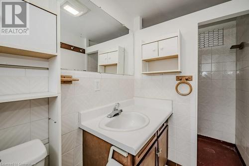 44 Currie Street, St. Catharines, ON - Indoor Photo Showing Bathroom