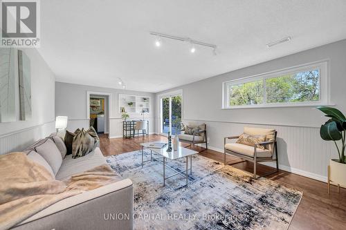 1513 Oxford Street, Oshawa, ON - Indoor Photo Showing Living Room