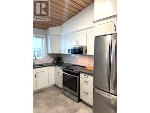 6184 Trent Drive, Prince George, BC - Indoor Photo Showing Kitchen