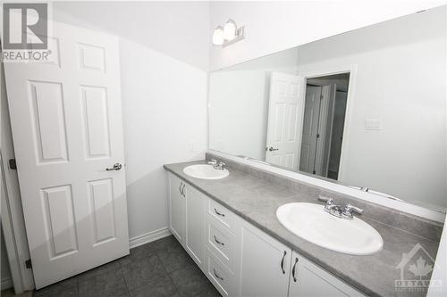 643 Makwa Private, Ottawa, ON - Indoor Photo Showing Bathroom