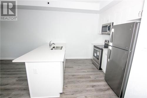 643 Makwa Private, Ottawa, ON - Indoor Photo Showing Kitchen With Stainless Steel Kitchen With Double Sink