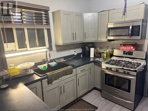 397 Louis Avenue, Windsor, ON - Indoor Photo Showing Kitchen