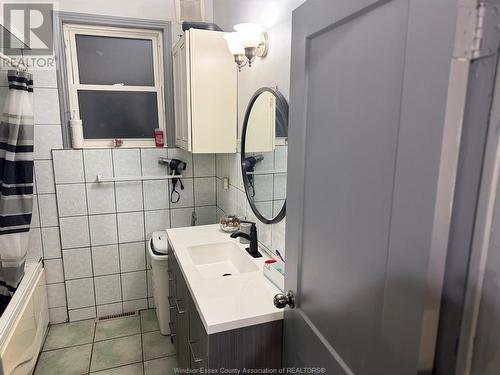 397 Louis Avenue, Windsor, ON - Indoor Photo Showing Bathroom