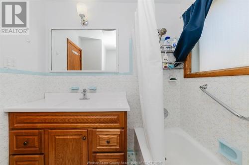 1026 Watson Avenue, Windsor, ON - Indoor Photo Showing Bathroom