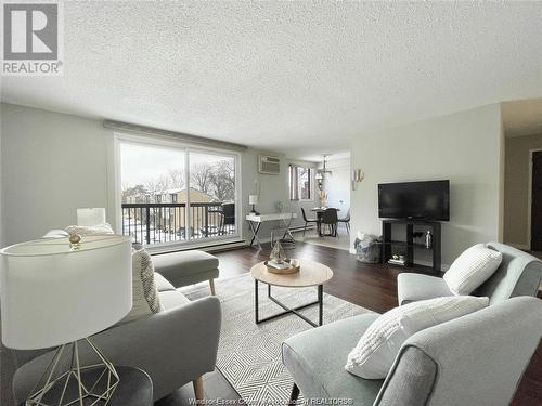 3936 Wyandotte Unit# 304, Windsor, ON - Indoor Photo Showing Living Room