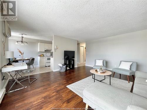 3936 Wyandotte Unit# 304, Windsor, ON - Indoor Photo Showing Living Room