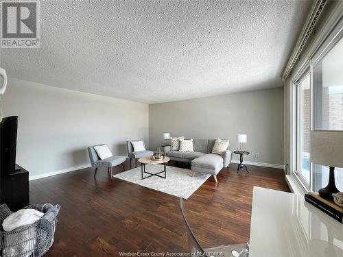 3936 Wyandotte Unit# 304, Windsor, ON - Indoor Photo Showing Living Room