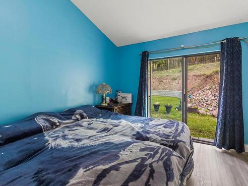 9653 Tranquille Criss Creek Rd, Kamloops, BC - Indoor Photo Showing Bedroom