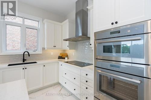 27 Muirfield Drive, Barrie, ON - Indoor Photo Showing Kitchen With Upgraded Kitchen