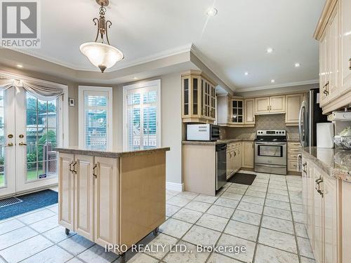 577 Yorkminster Crescent, Mississauga, ON - Indoor Photo Showing Kitchen