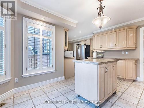 577 Yorkminster Crescent, Mississauga, ON - Indoor Photo Showing Kitchen