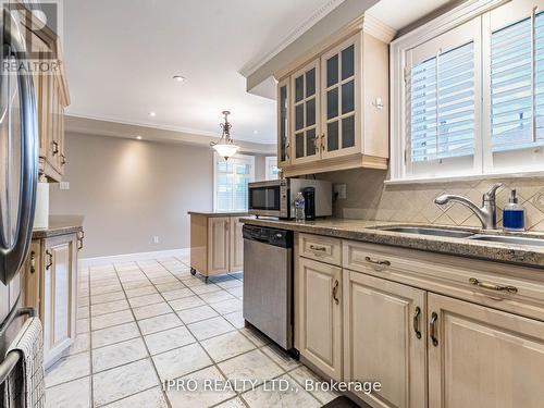 577 Yorkminster Crescent, Mississauga, ON - Indoor Photo Showing Kitchen With Double Sink