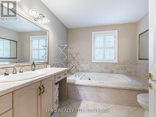 577 Yorkminster Crescent, Mississauga, ON - Indoor Photo Showing Bathroom