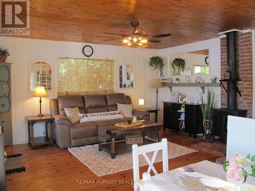 A30 A Portage Bay Road, Coleman, ON - Indoor Photo Showing Living Room