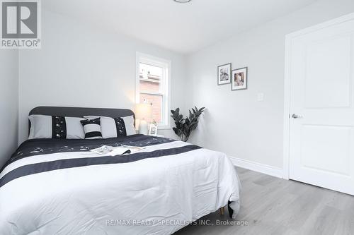 7031 Dorchester Road, Niagara Falls, ON - Indoor Photo Showing Living Room