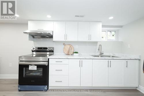 7031 Dorchester Road, Niagara Falls, ON - Indoor Photo Showing Bedroom