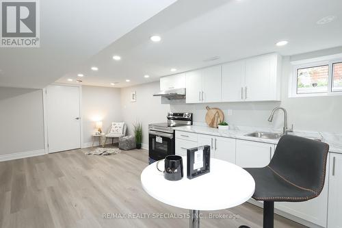 7031 Dorchester Road, Niagara Falls, ON - Indoor Photo Showing Bedroom