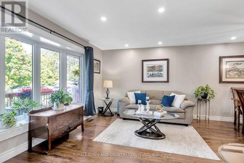 7 Donelda Court, Scugog (Blackstock), ON - Indoor Photo Showing Living Room