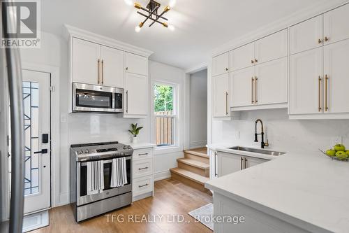 146 Nassau Street, Oshawa (Vanier), ON - Indoor Photo Showing Kitchen With Upgraded Kitchen