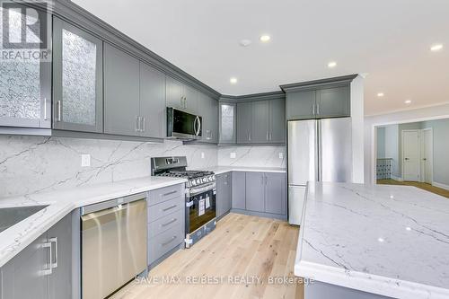 7230 Black Walnut Trail W, Mississauga, ON - Indoor Photo Showing Kitchen With Upgraded Kitchen