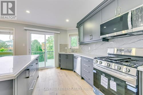 7230 Black Walnut Trail W, Mississauga, ON - Indoor Photo Showing Kitchen With Upgraded Kitchen