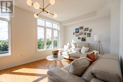 4 Springdale Avenue, Caledon, ON - Indoor Photo Showing Living Room