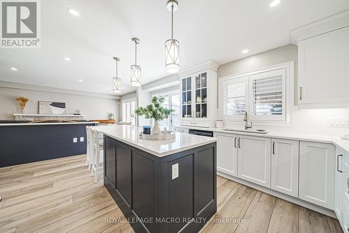 4870 Allan Court, Lincoln, ON - Indoor Photo Showing Kitchen With Upgraded Kitchen