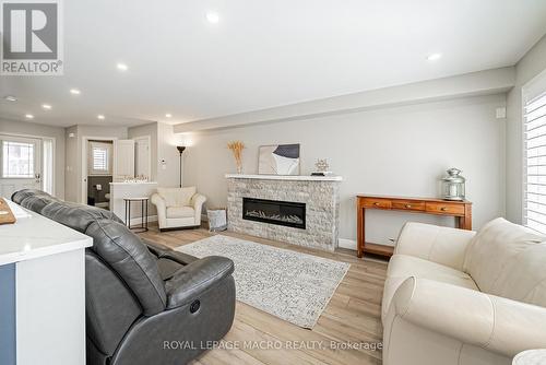 4870 Allan Court, Lincoln, ON - Indoor Photo Showing Living Room With Fireplace