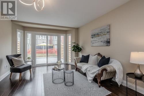 605 - 895 Maple Avenue, Burlington, ON - Indoor Photo Showing Living Room