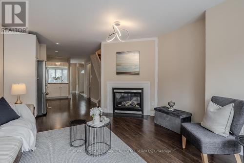 605 - 895 Maple Avenue, Burlington, ON - Indoor Photo Showing Living Room With Fireplace