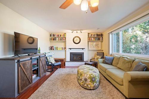 2513 Packers Road, Kelowna, BC - Indoor Photo Showing Living Room With Fireplace