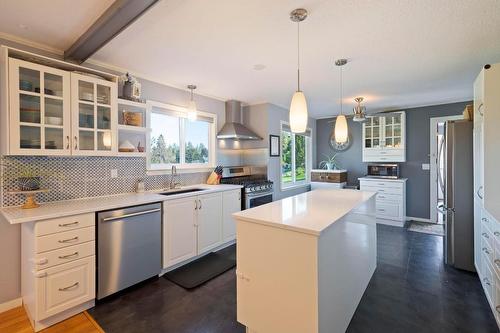 2513 Packers Road, Kelowna, BC - Indoor Photo Showing Kitchen With Upgraded Kitchen