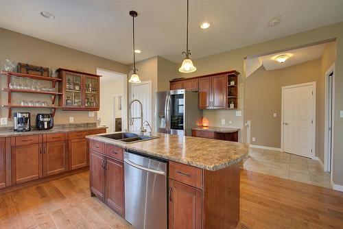 371 Lakewood Road, Vernon, BC - Indoor Photo Showing Kitchen With Double Sink