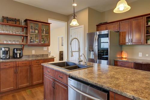 371 Lakewood Road, Vernon, BC - Indoor Photo Showing Kitchen With Double Sink