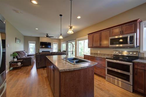 371 Lakewood Road, Vernon, BC - Indoor Photo Showing Kitchen With Double Sink