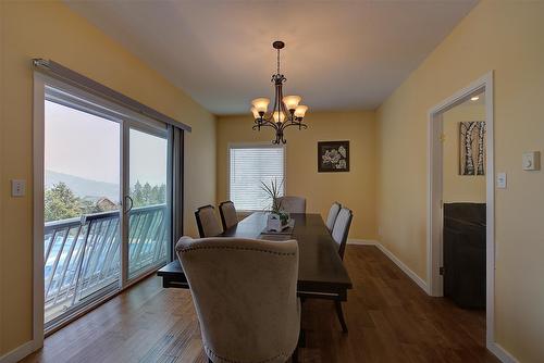 371 Lakewood Road, Vernon, BC - Indoor Photo Showing Kitchen With Double Sink