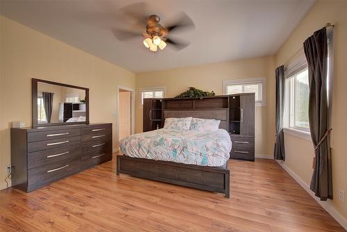 371 Lakewood Road, Vernon, BC - Indoor Photo Showing Bedroom