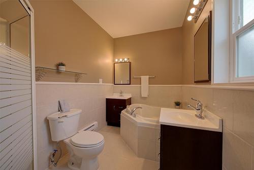 371 Lakewood Road, Vernon, BC - Indoor Photo Showing Bathroom