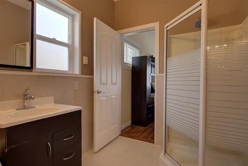 371 Lakewood Road, Vernon, BC - Indoor Photo Showing Bathroom