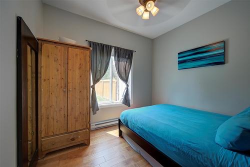 371 Lakewood Road, Vernon, BC - Indoor Photo Showing Bedroom