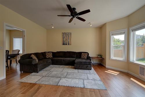 371 Lakewood Road, Vernon, BC - Indoor Photo Showing Living Room