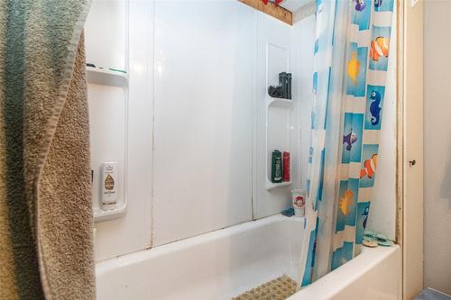 1765 Hollywood Road, Kelowna, BC - Indoor Photo Showing Bathroom