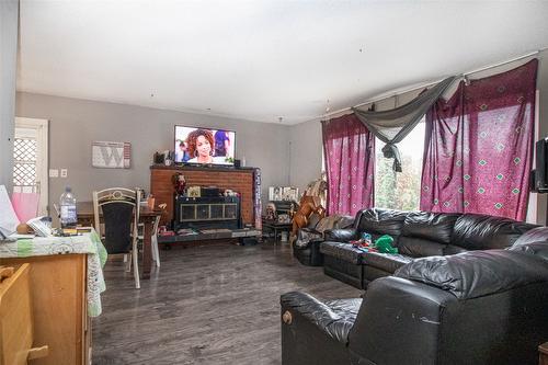 1765 Hollywood Road, Kelowna, BC - Indoor Photo Showing Living Room With Fireplace