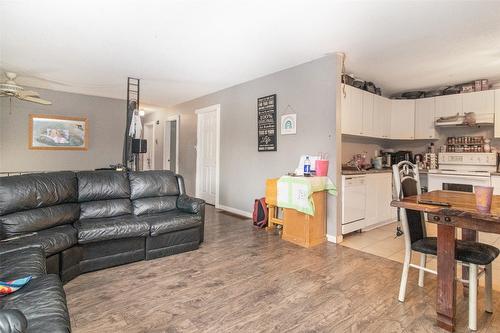 1765 Hollywood Road, Kelowna, BC - Indoor Photo Showing Living Room