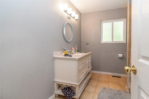 1765 Hollywood Road, Kelowna, BC - Indoor Photo Showing Bathroom