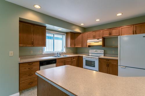 429-550 Yates Road, Kelowna, BC - Indoor Photo Showing Kitchen With Double Sink