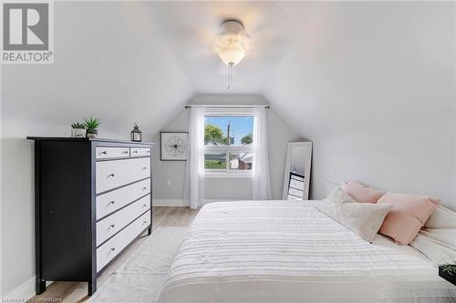 98 Cope Street, Hamilton, ON - Indoor Photo Showing Bedroom