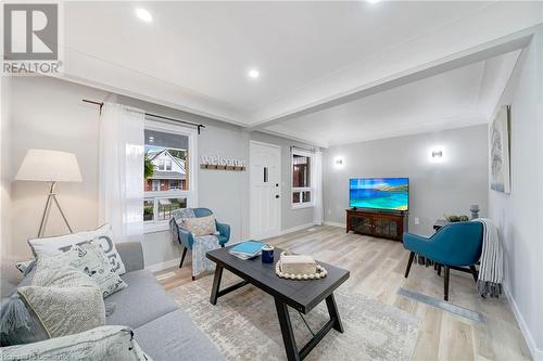 98 Cope Street, Hamilton, ON - Indoor Photo Showing Living Room